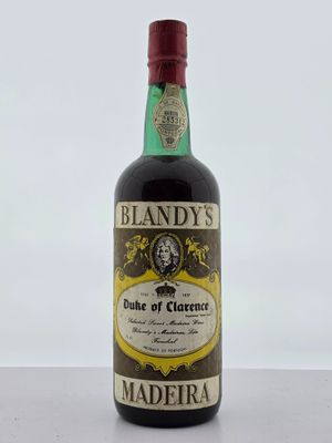 Une vieille bouteille de brandy est posée sur une table