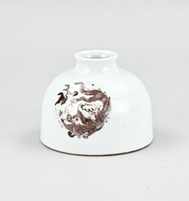 un vase blanc orné d'un motif marron