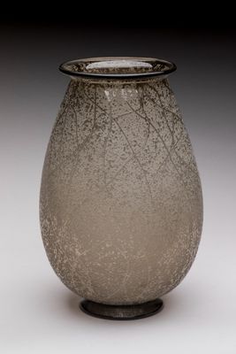 un vase en verre posé sur une table
