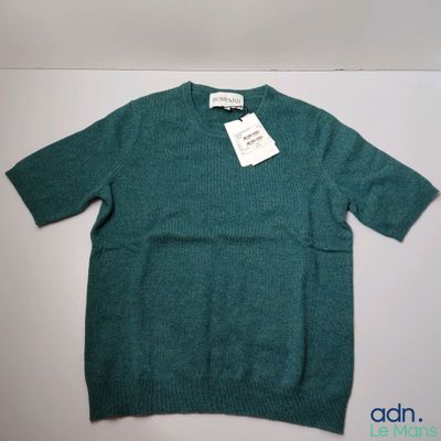 Le pull est vert et porte une étiquette.