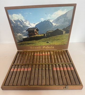 une boîte de cigares posée sur une table