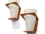 une paire d'appliques en forme de tasses sur un mur blanc