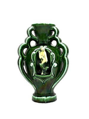 un vase vert contenant un oiseau, sur fond blanc