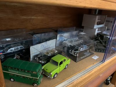 * Lot de véhicules miniatures dont véhicules militaires - Photo 1