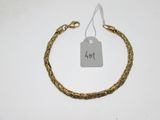 gros plan d'un bracelet en or portant une étiquette de prix
