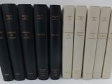 plusieurs livres sont alignés sur une surface blanche