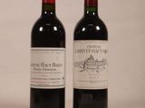 deux bouteilles de vin posées l'une à côté de l'autre sur une table
