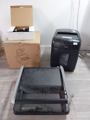 deux poubelles posées par terre à côté d'une poubelle