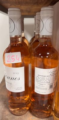 trois bouteilles de vin posées côte à côte sur une étagère