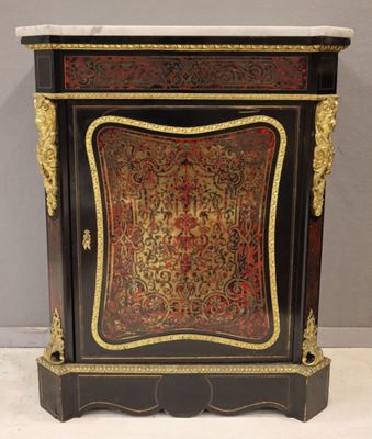 une commode peinte en noir et or, avec un plateau en marbre