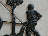 une sculpture métallique représentant un homme à vélo