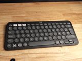 un clavier noir posé sur une table en bois