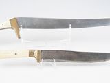 deux couteaux exposés sur une table