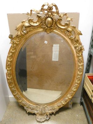 un miroir posé sur le sol d'une pièce