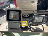 une petite table sur laquelle se trouvent un ordinateur portable et un téléviseur