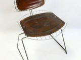 une chaise en métal dont l'assise est en bois