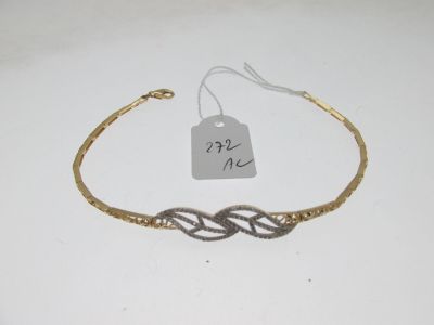 une photo d'un bracelet en or orné d'un nœud