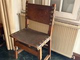 une chaise en bois posée devant une fenêtre