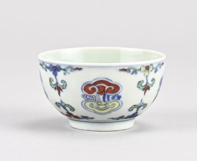 un bol blanc orné d'un motif bleu et rouge