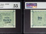 Deux types différents de billets de banque sont exposés dans un magasin.