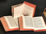 deux livres ouverts posés l'un à côté de l'autre sur une table