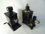 deux machines à l'ancienne posées sur un plan de travail blanc