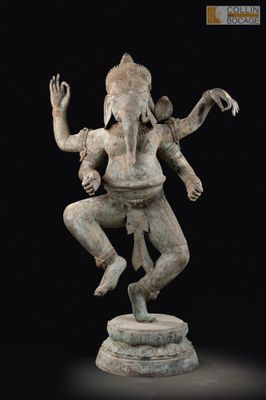 On voit l'image d'une statue d'éléphant sur fond noir.
