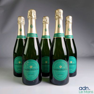 quatre bouteilles de champagne sont alignées