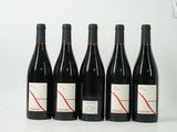 six bouteilles de vin rouge sont alignées sur une surface blanche