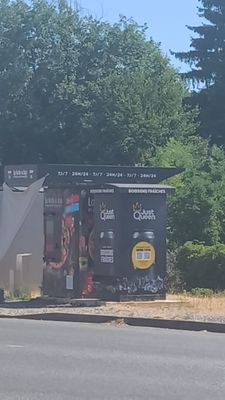 un camion garé sur le côté de la route