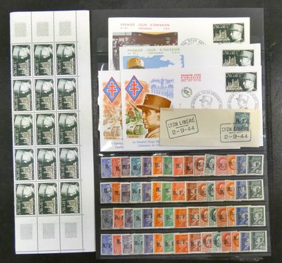 beaucoup de timbres et de timbres sur la table