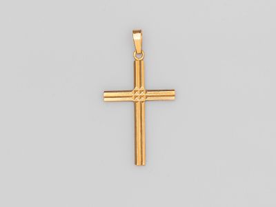 pendentif en forme de croix en or sur fond blanc