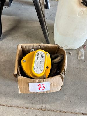 une boîte contenant un objet jaune, posée par terre