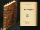 un vieux livre posé sur une table noire, à côté d'un petit livre