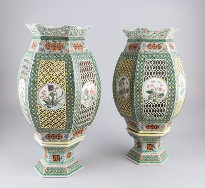 paire de vases chinois ornés de motifs floraux sur fond gris