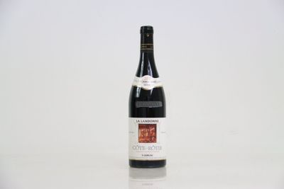 la bouteille de vin est posée sur la table sur fond blanc