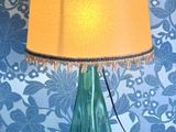 une lampe posée sur une table et munie d'un abat-jour