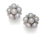 une paire de boucles d'oreilles en perles de culture et diamants