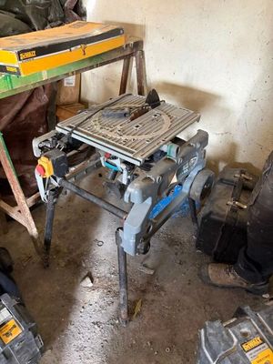 une table sur laquelle se trouve une scie, dans une pièce