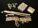 un grand nombre d'objets posés sur une table