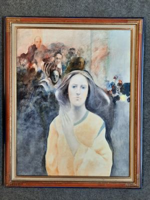 tableau représentant une femme en robe jaune, avec une foule en arrière-plan