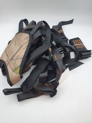une paire de chaussures posées sur une surface blanche
