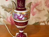 une lampe posée sur une table sur laquelle se trouve une lampe