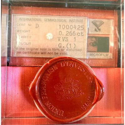 un cachet de cire posé sur un objet rouge