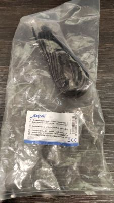 un sac en plastique contenant une ficelle, posé sur une table