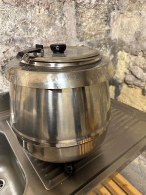 une bouilloire en acier inoxydable posée sur un évier de cuisine