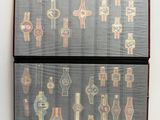 une photo d'une photo montrant deux montres accrochées au mur