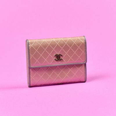 Portefeuille rose Chanel sur fond rose