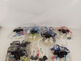 une pile de jouets en plastique posée sur une table