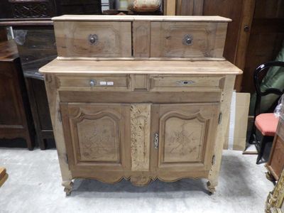 un meuble en bois surmonté de deux tiroirs